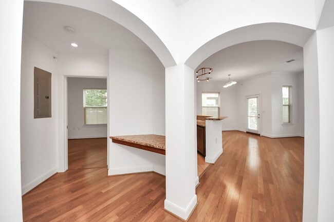 Building Photo - 1010 Rosine St