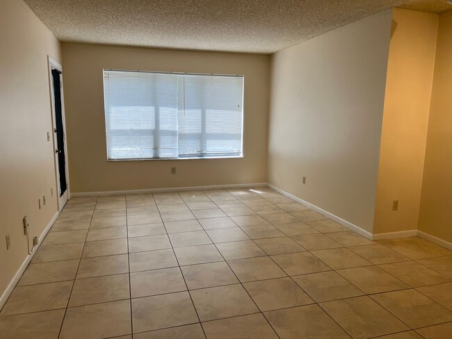 Foto del edificio - Remodeled First Floor Cutie!