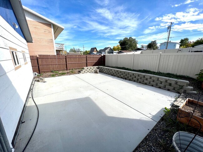 Foto del edificio - Pet Friendly 3 Bed 2 Bath Single Family Home With Large Garage!