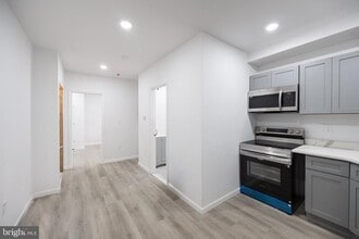 Building Photo - 948 Belmont Ave