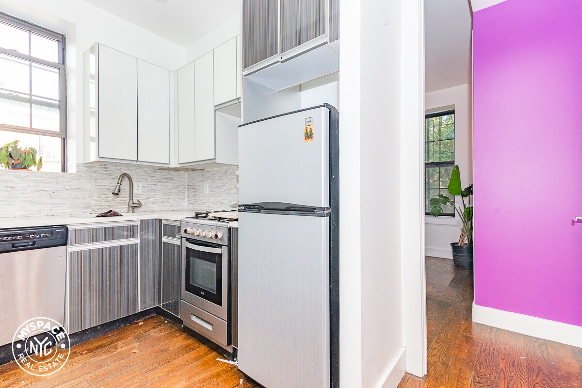 Primary Photo - 230 Moffat St