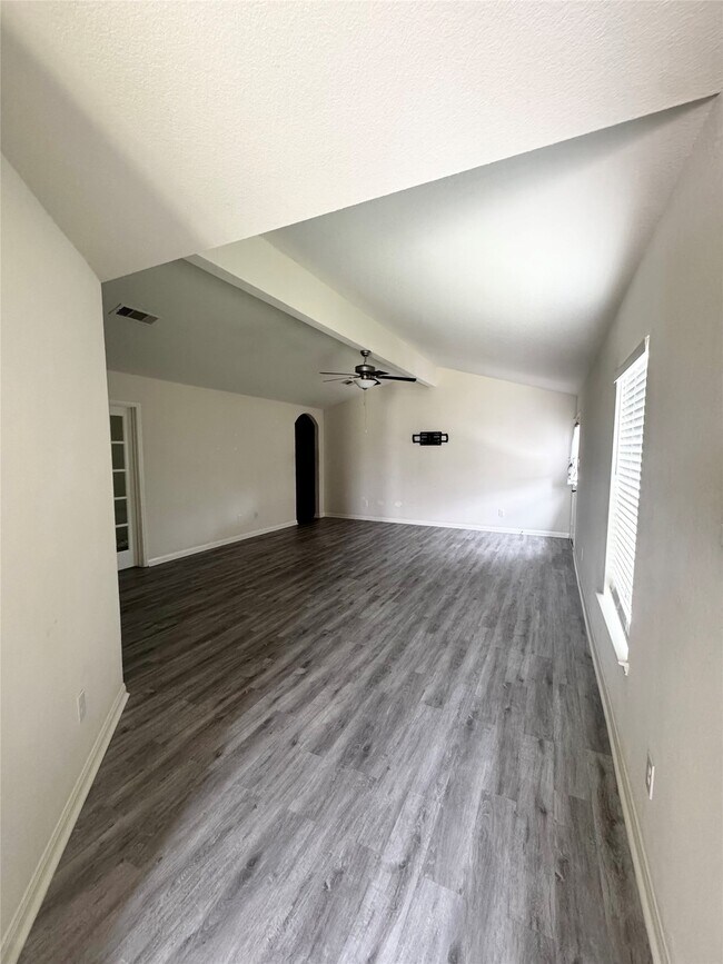 Building Photo - 329 Lone Mountain Dr