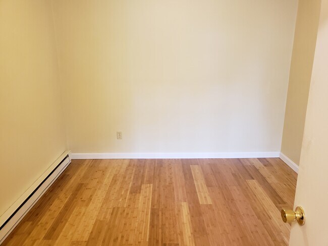 Bedroom wall and floor. - 48 Troy Ave