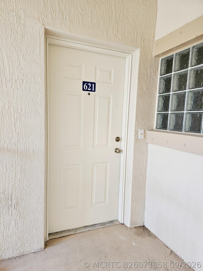 Foto del edificio - 1157 Golden Lakes Blvd