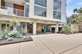 Building Photo - 210 Lee Barton Dr