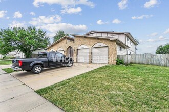 Building Photo - 2303 S White Oak Dr