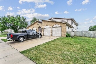 Building Photo - 2303 S White Oak Dr