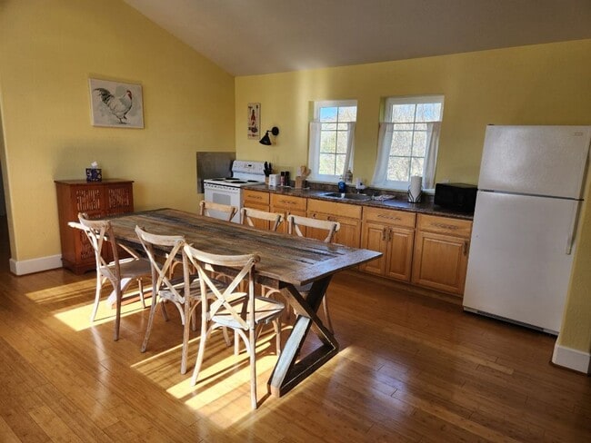 Building Photo - Studio Apartment on 27 Acre Estate | Available Now