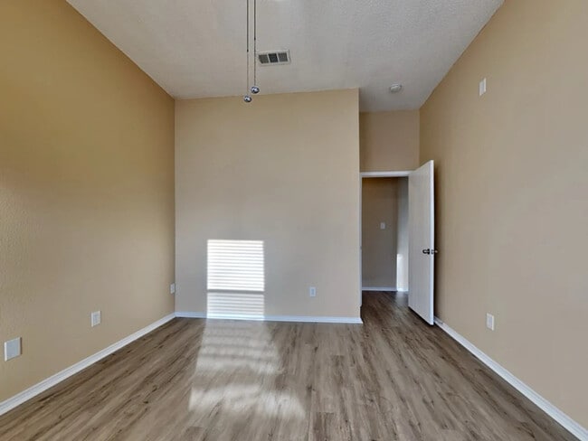 Building Photo - 10644 Shadywood Dr