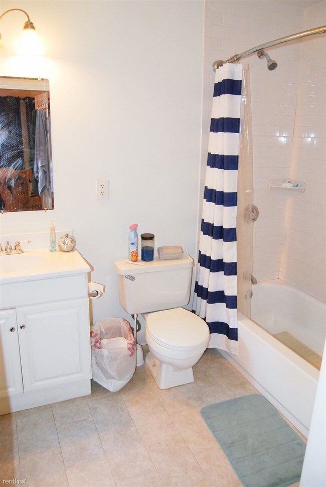 Building Photo - 506 E 7th St