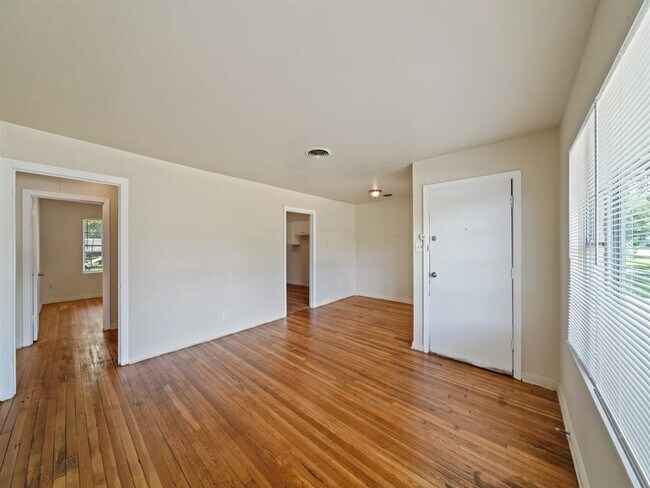 Foto del edificio - 5830 Glenhurst Dr