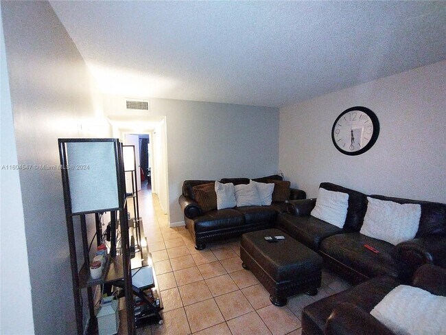 Foto del edificio - 7921 NW 44th Ct