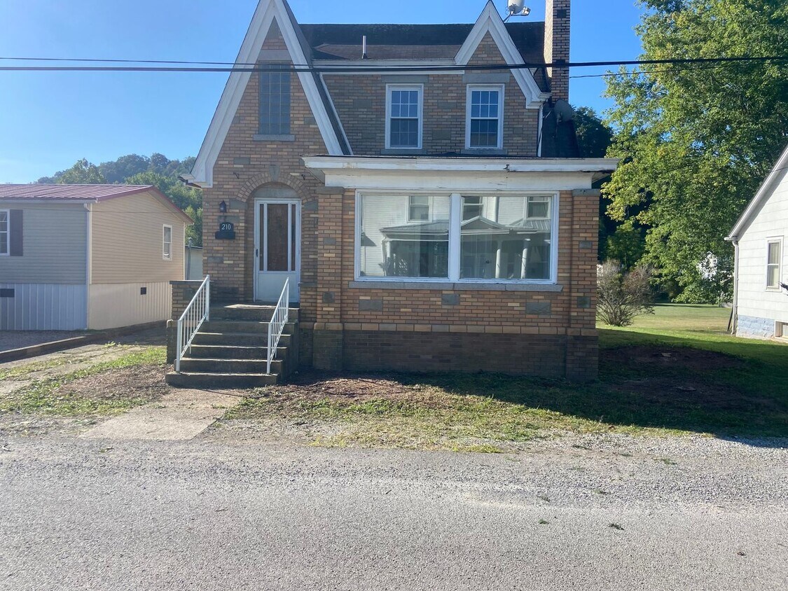 Primary Photo - 210 Hunter St