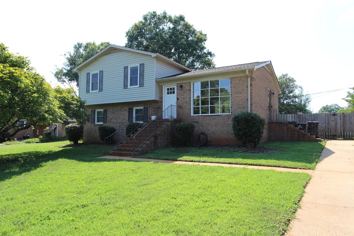 Primary Photo - 1766 Colony Rd