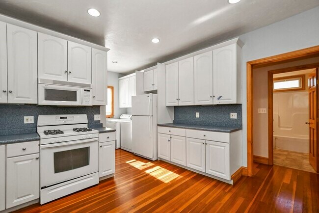 Building Photo - 27-29 Phillips Ave