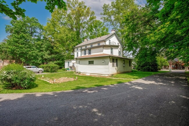 Building Photo - 1138 E Schuylkill Rd