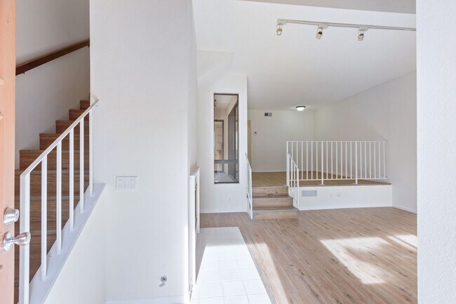 Foto del edificio - Beautiful Tri-Level 2BD + BONUS ROOM 3BA Townhome in Ranch Los Charcos!