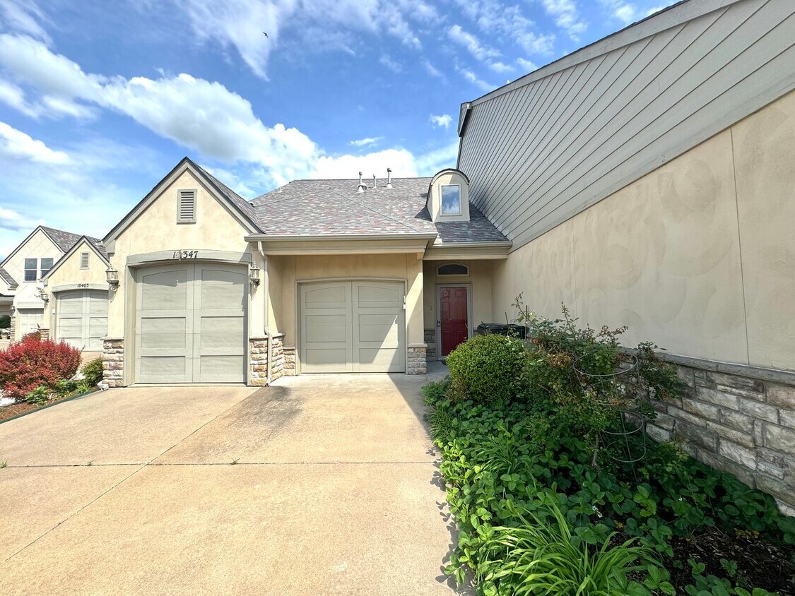 Foto principal - Stunning 2 bedroom 2 bathroom townhome in ...