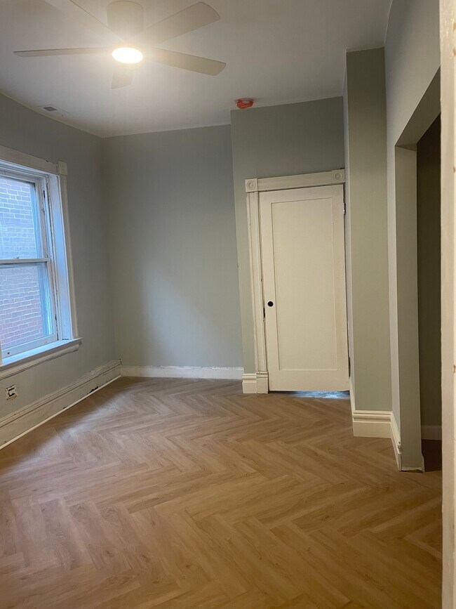 Dormitorio principal (vista desde la suite) - 4412 Arsenal St