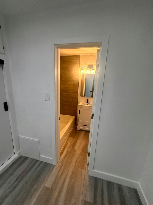 Foto del edificio - 934 1/2 Simmons Avenue, Unit 936