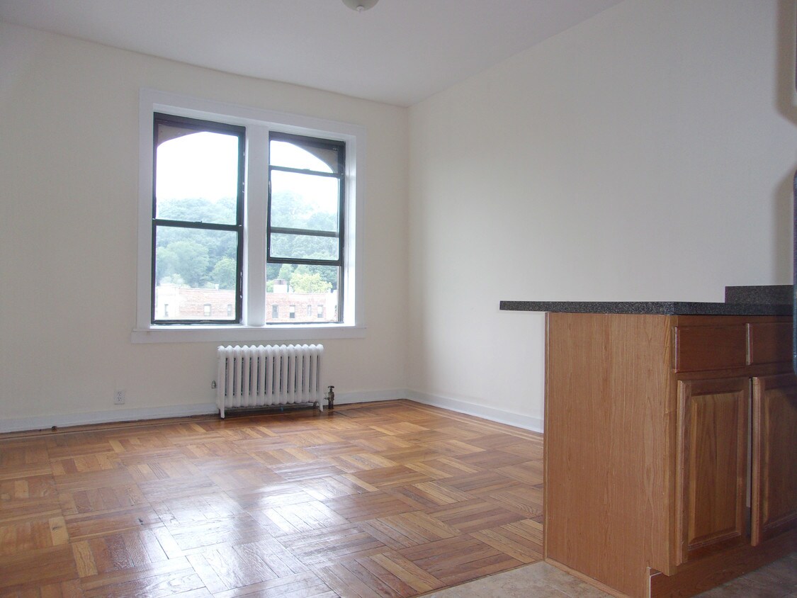 Primary Photo - 5 Seaman Ave