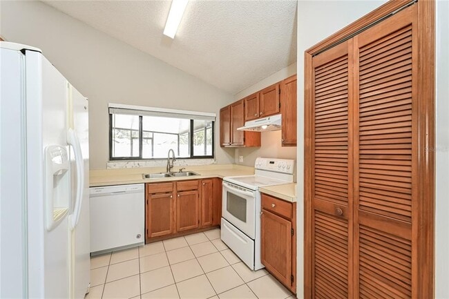 Foto del edificio - 267 Lakebreeze Cir