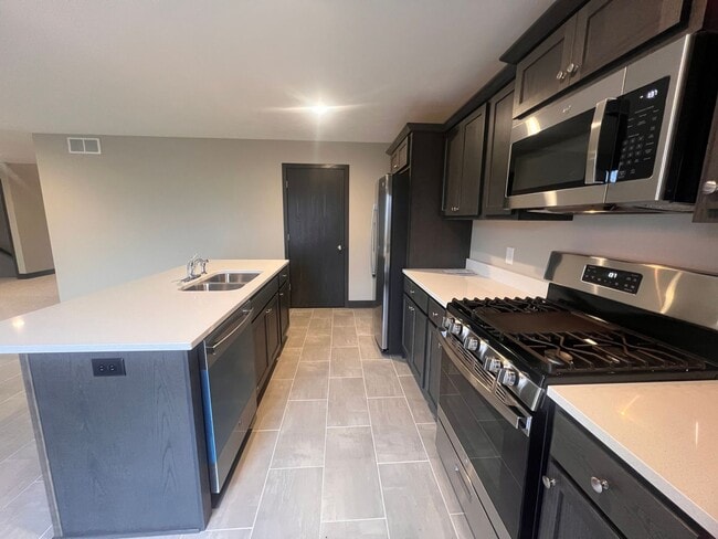 Building Photo - Four Bedroom Duplex in Caledonia!