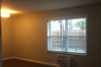 Building Photo - 2223 Laurel Ave