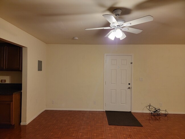Building Photo - 206 W Cedar Ave