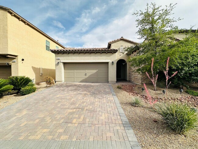 Building Photo - Immaculate Rhodes Ranch Golf Course Commun...