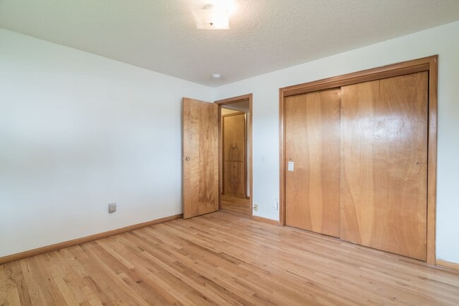 Building Photo - $500 move-in incentive! Awesome 3-bdrm/2-bath duplex in heart of Hillsboro—Laundry hook ups, atta...