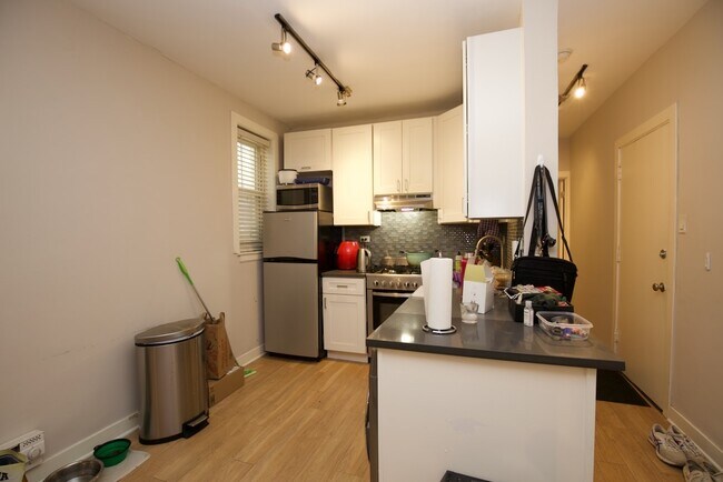 Foto del edificio - 511 W Belmont Ave