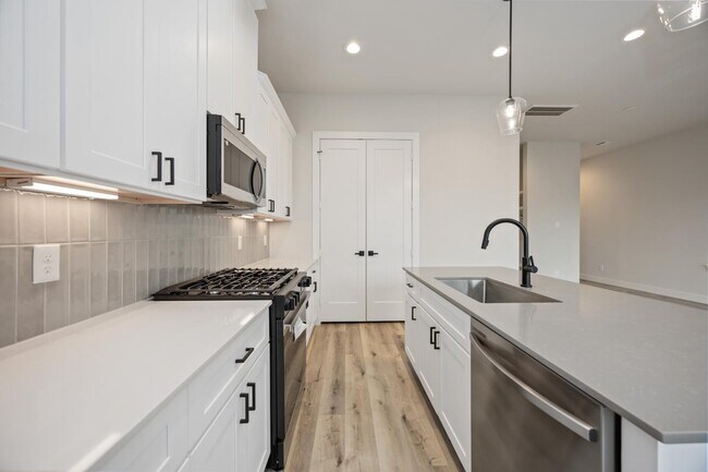 Building Photo - 6111 Campos Dr