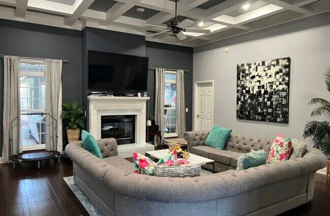 Foto del edificio - five bedrooms, five and a half bathrooms, a year-round heated swimming pool, and an ultimate back...