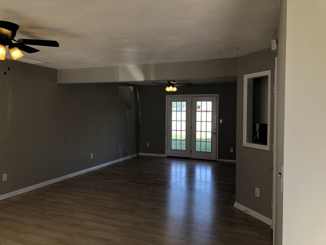 Foto del edificio - Lovely 2 Story Home in Campostella Square