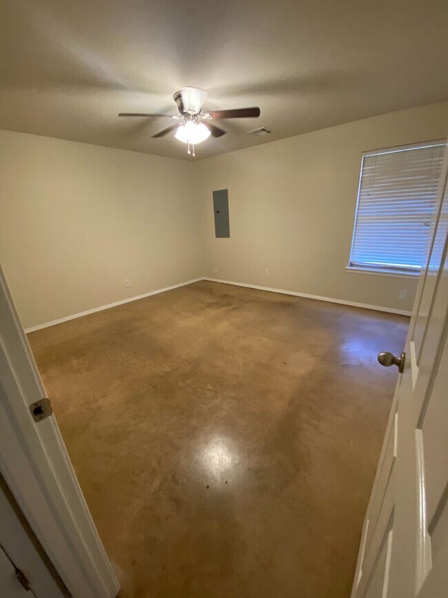 Foto del edificio - 2428 Ellis Dr