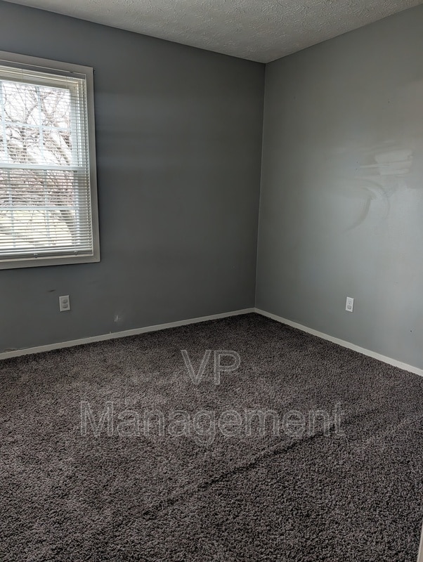 Foto del edificio - 2218 Emerald Dr