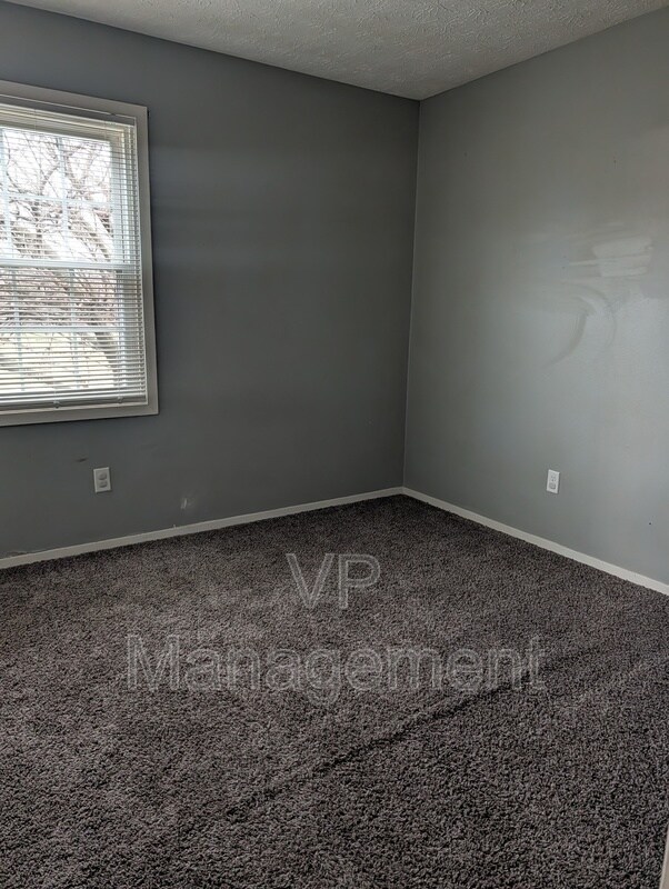 Building Photo - 2218 Emerald Dr