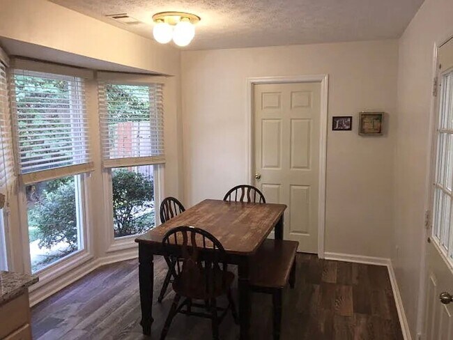 Foto del edificio - Available Soon!