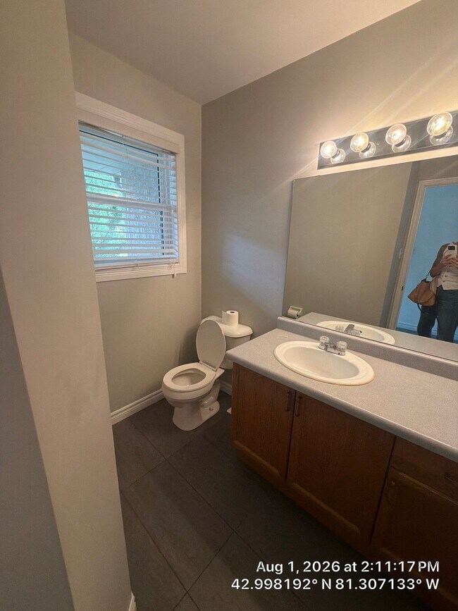 Building Photo - For Rent – 3 Bedroom Townhome in North London