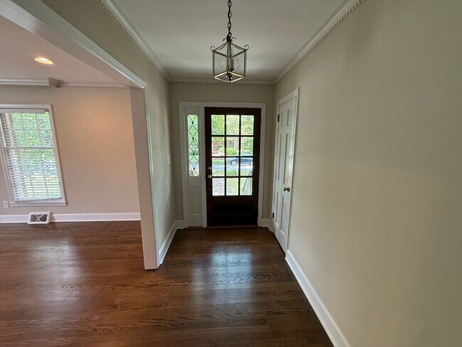 Foto del edificio - Myers Park 3 Bedrooms 2 Bathroom Duplex!
