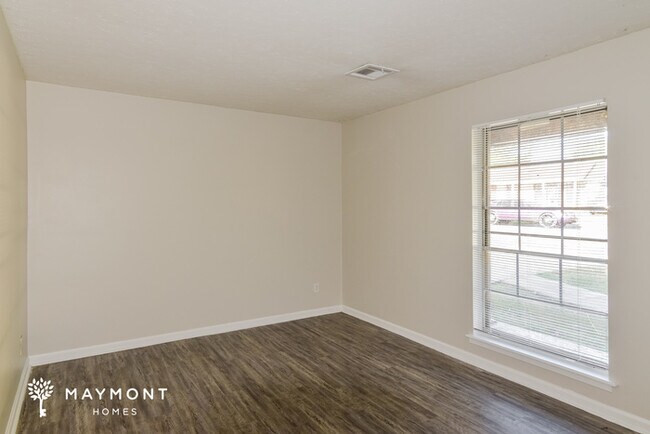 Building Photo - 3 Bedroom Brick Home!