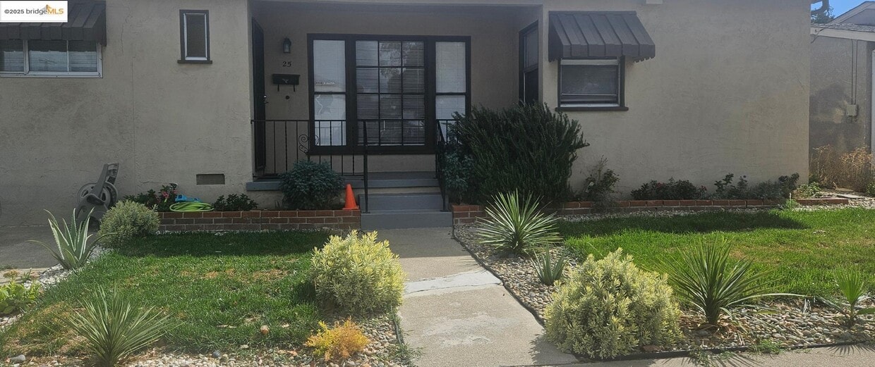 Primary Photo - 25 Dimaggio Ave