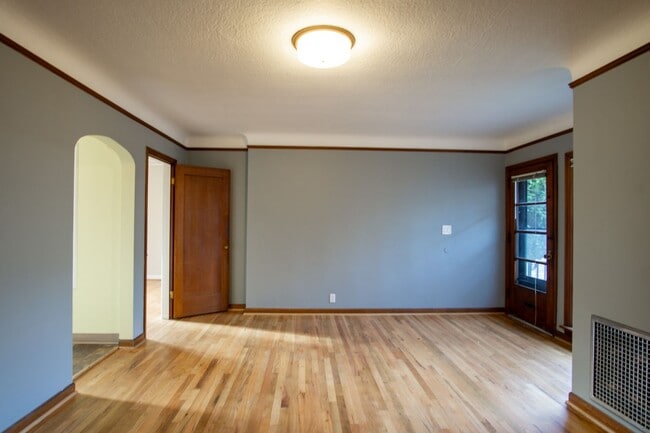 Photo - Great Vintage 2-Bed Between Hawthorne & Belmont! Apartment