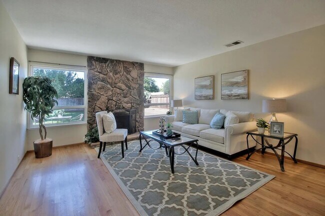Foto del edificio - 4131 Briarglen Dr