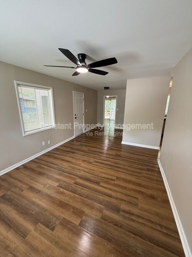 Foto del edificio - 3469 Kingsbury Dr