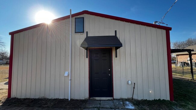 Building Photo - 911 N Sherman Ave