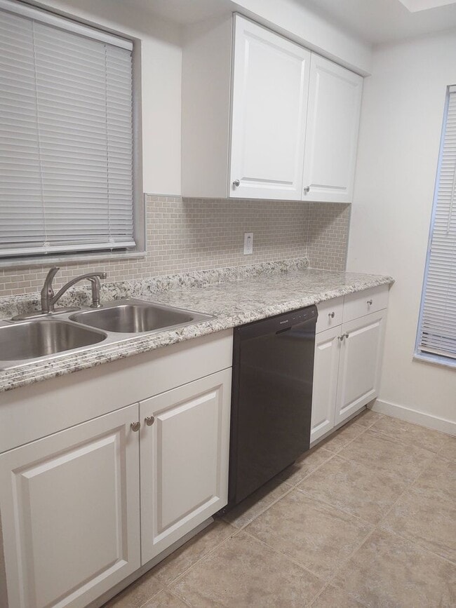 Building Photo - Lovely Condo for rent  ( New Lower Price)