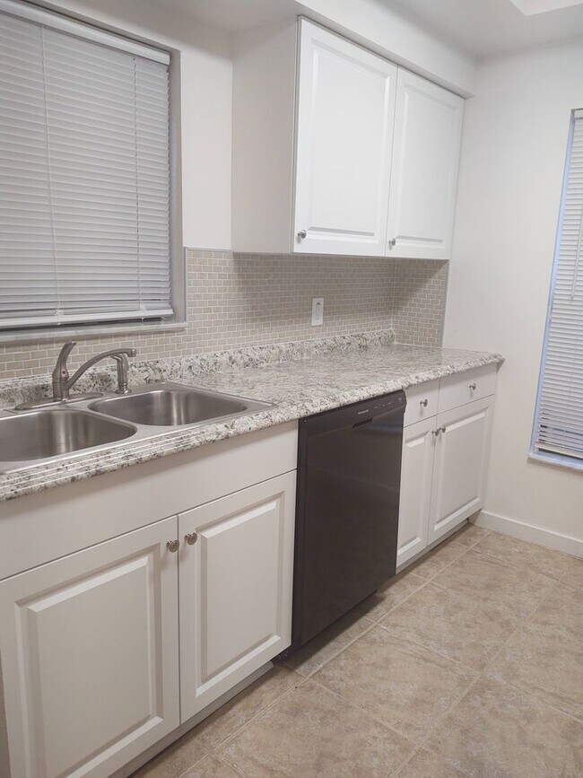 Foto del edificio - Lovely Condo for rent  ( New Lower Price)