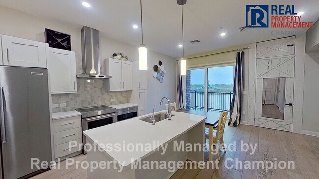 Foto del edificio - Luxury Condo in Heart of Wilmington with Water Views